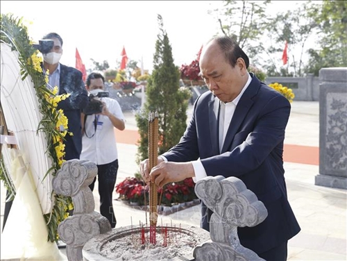Chủ tịch nước Nguyễn Xuân Phúc dâng hương tại Khu mộ chí sĩ yêu nước Huỳnh Thúc Kháng